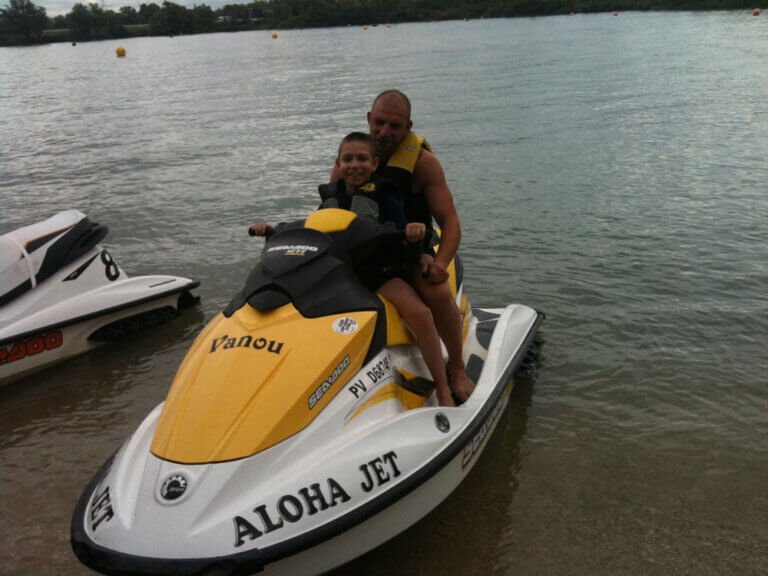 Un papa et son fils sur un jetski, à l'arrêt